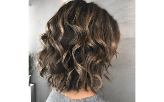 簡単にできるボブヘアアレンジ方法③: テクスチャードウェーブ